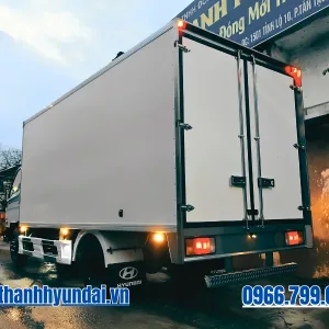 Đuôi Xe tải Hyundai Mighty W11S tải 6t7 thùng kín