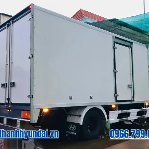 Đuôi Xe tải Hyundai Mighty W11S thùng kín 4m9
