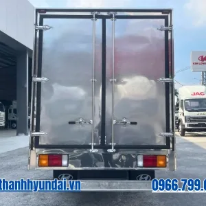 duoi xe tai hyundai n550l thung kin 800x600 Đuôi xe tải Hyundai N550L A thùng kín
