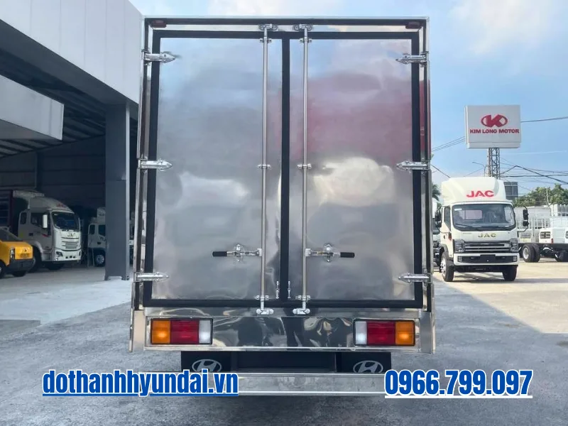 duoi xe tai hyundai n550l thung kin Đuôi xe tải Hyundai N550L A thùng kín